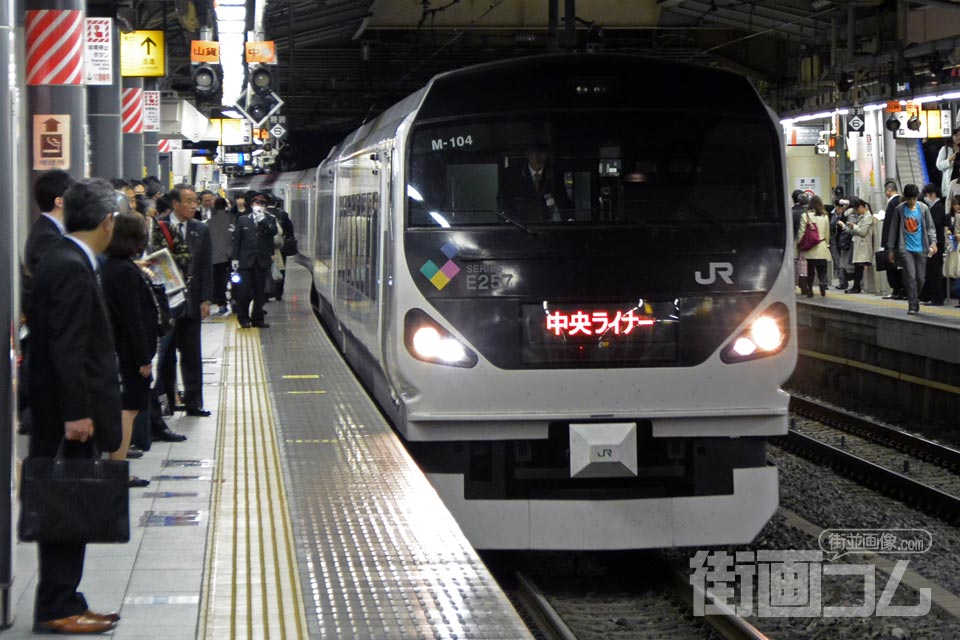 中央・青梅ライナー初めての乗り方!料金は?停車駅は?
