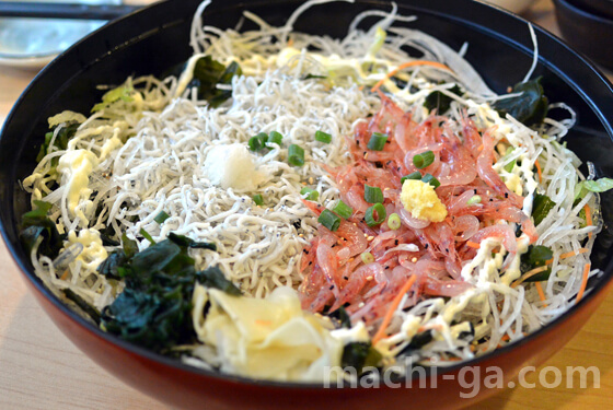 江ノ島「とびっちょ本店」の釜揚げしらす生桜えび丼