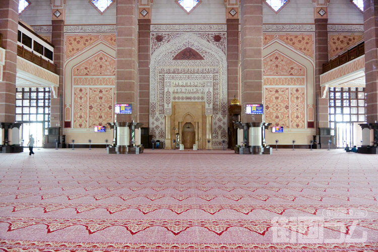 ピンクモスク礼拝堂の中央