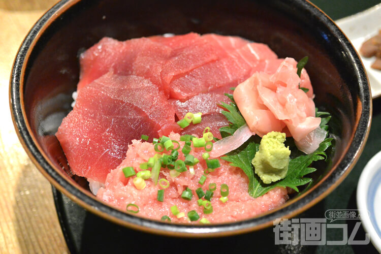 丼の定番「鮪の三種丼」