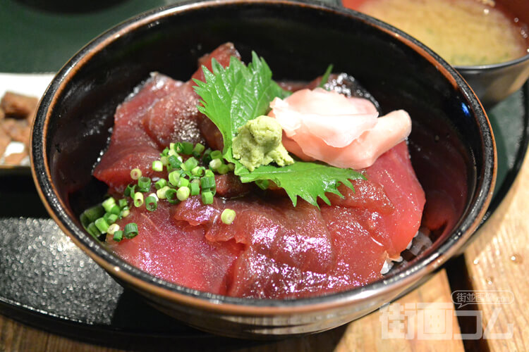 リーズナブルに三崎まぐろを楽しむ「まぐろ漬丼」