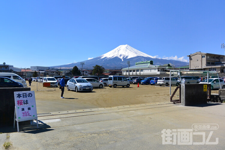 新倉山浅間公園の臨時駐車場