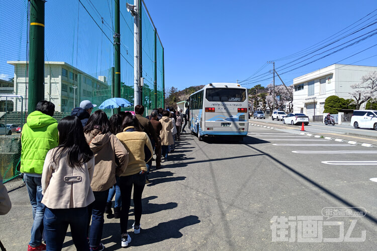 臨時シャトルバスの行列