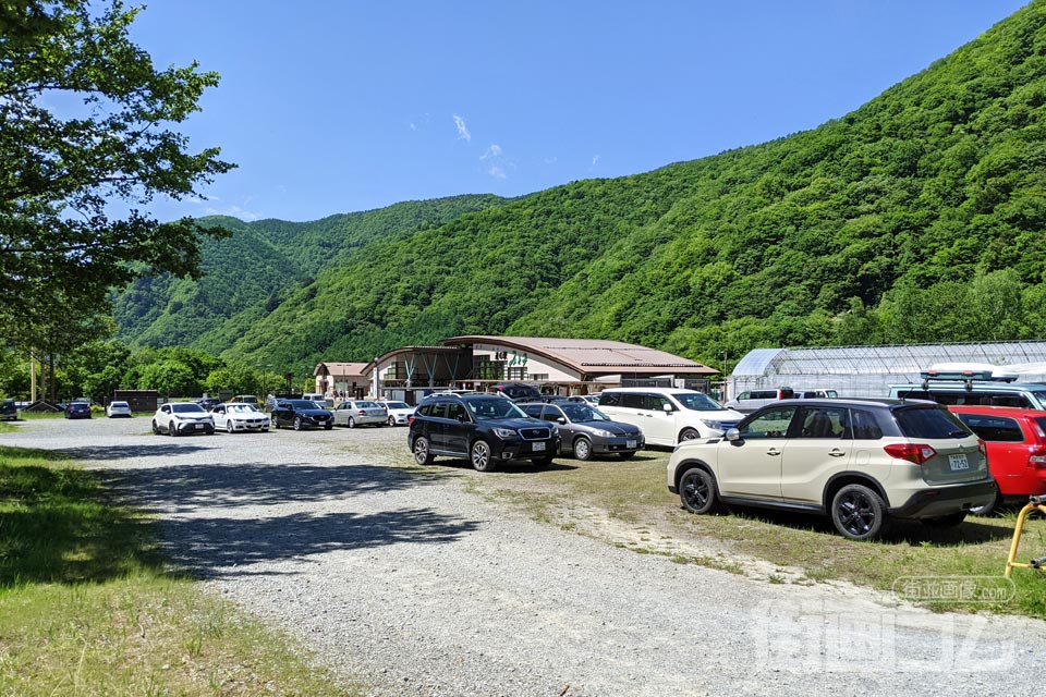 西沢渓谷の市営駐車場(無料200台)