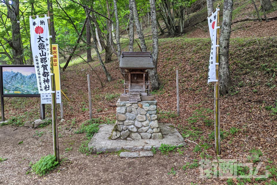 大嶽山那賀都神社の祠