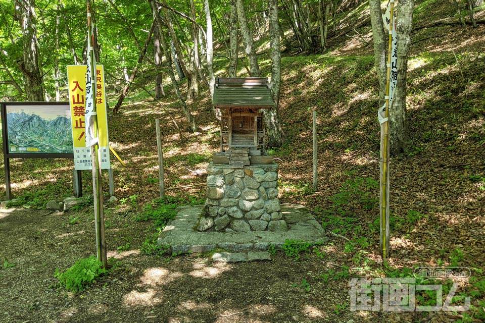 大嶽山那賀都神社の祠