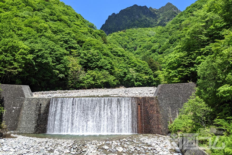 二俣吊橋から鶏冠山(とさかやま)
