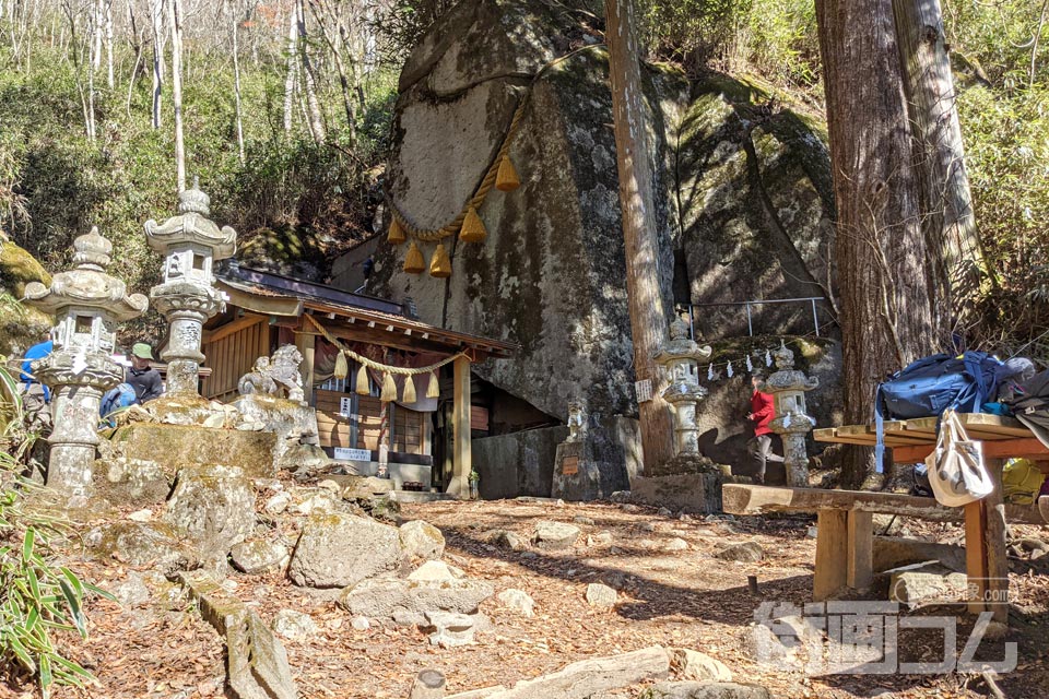 石割神社拝殿と大岩：
