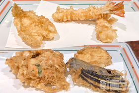 新宿の老舗「天ぷら船橋屋」で昼飲み!特選「松」を3種の塩で食べ比べ